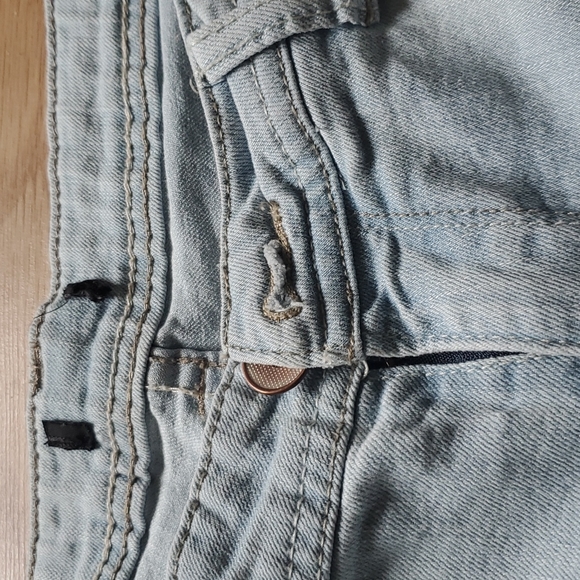 Distressed jeans - Picture 2 of 4